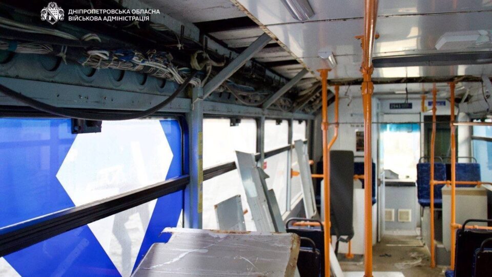 У Дніпрі через російську атаку пошкоджене тролейбусне депо  