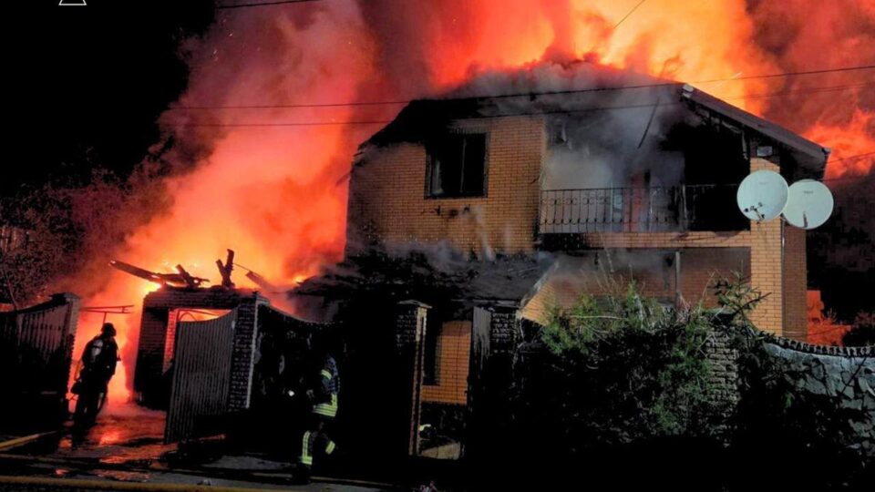 На Київщині внаслідок російського удару виникли пожежі, є постраждалий  