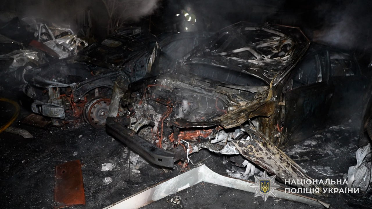 Два згорілі автомобілі