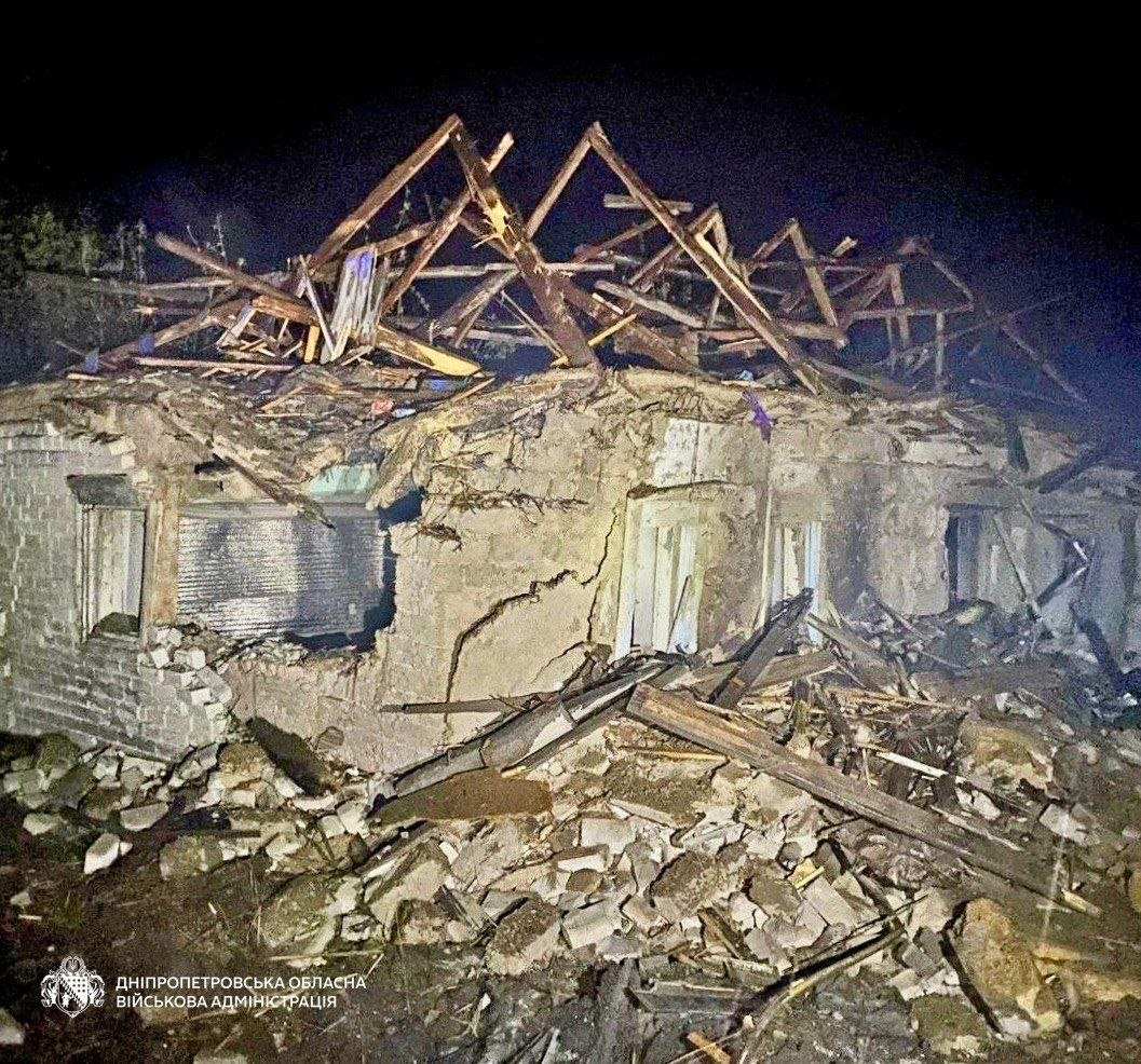 Зруйнований обстрілами будинок в селі