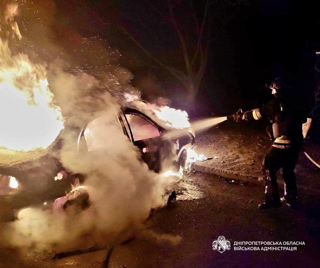 Пожежник гасить авто після обстрілу у Дніпрі