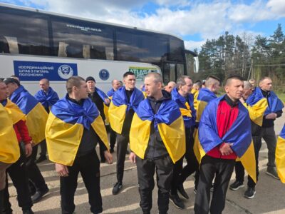193 українські воїни повернулися з полону. Серед них є поранені  