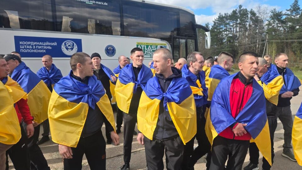 193 українські воїни повернулися з полону. Серед них є поранені    