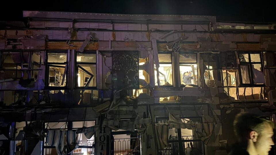 Масована атака на Одесу: 10 постраждалих, пошкоджені будинки та готель у центрі міста  