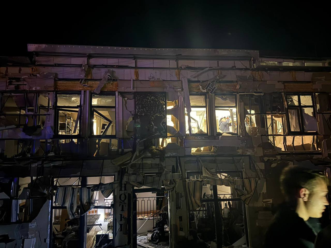 пошкоджений обстрілом фасад будівлі в Одесі