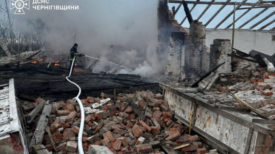 Росіяни вдарили по агропідприємствах на Чернігівщині, знищені ангари з зерном  