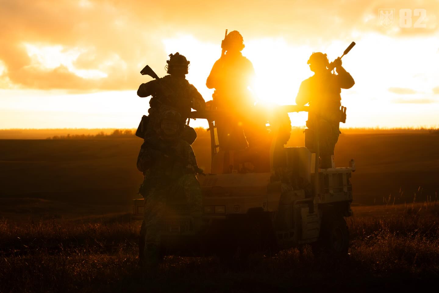 Силуети українських десантників, які позують на фоні заходу сонця