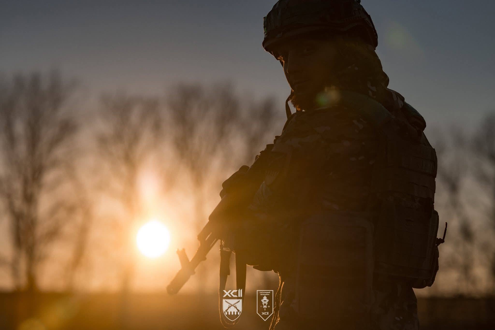 Військовий на тлі сходу