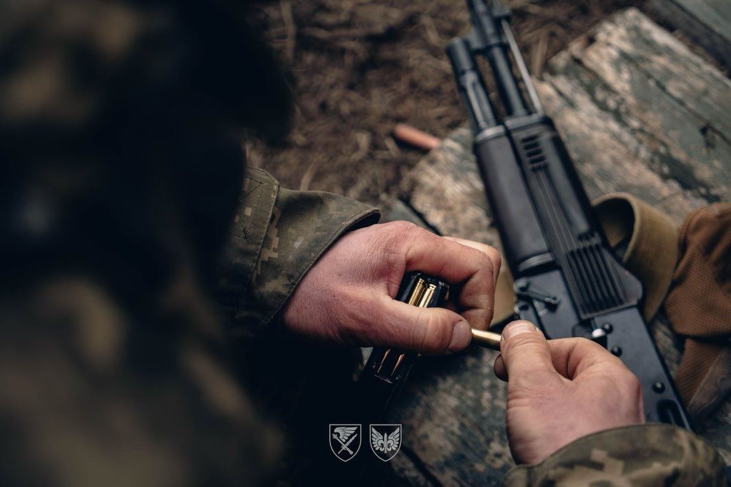 Український боєць споряджає магазин набоями