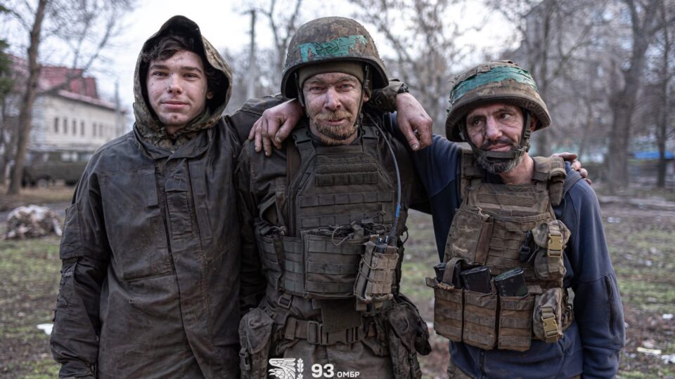 Тримали позицію 224 дні: Президент нагородив бійців Холодного Яру «Хрестом бойових заслуг»  