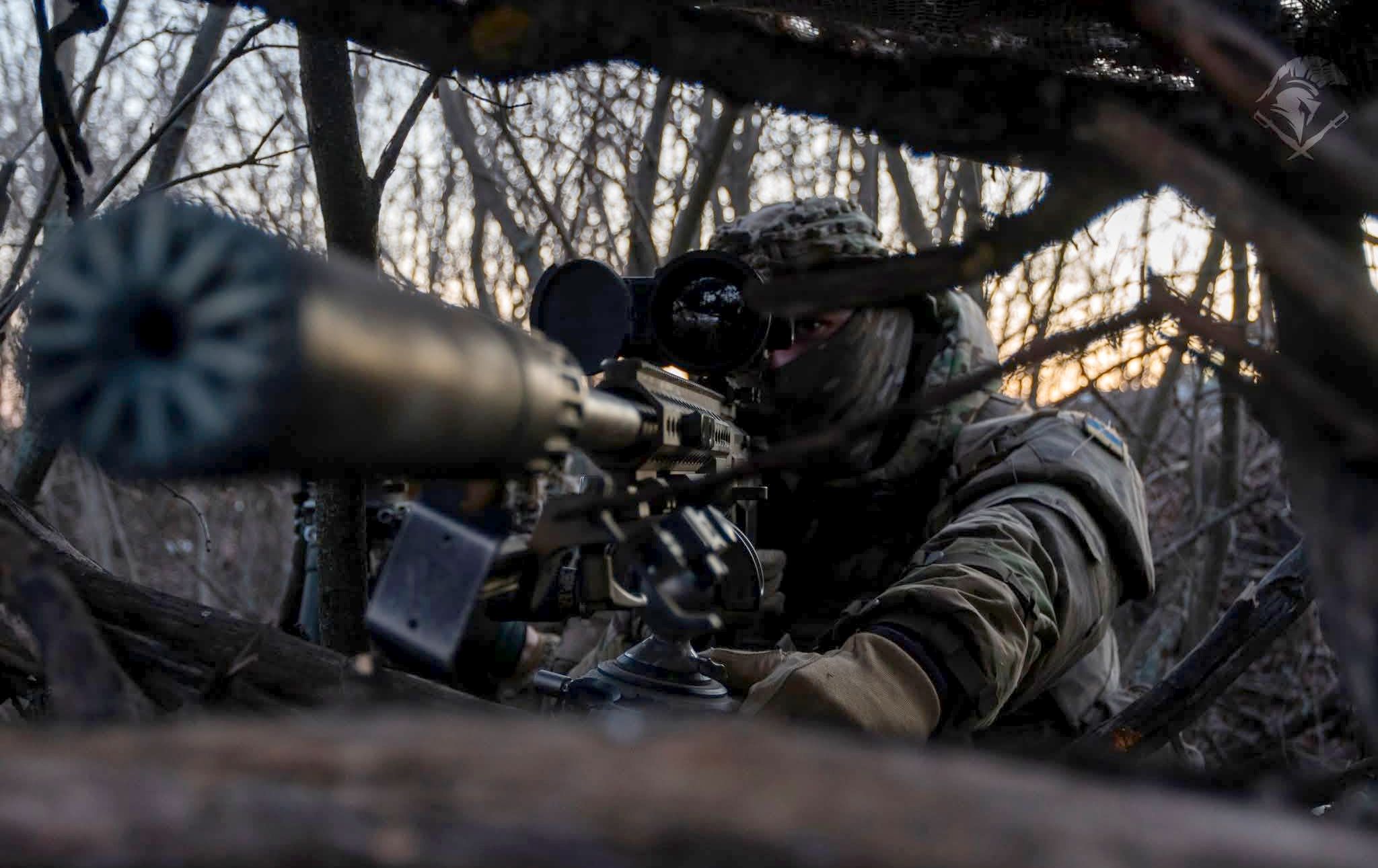 Снайпер целиться із засідки