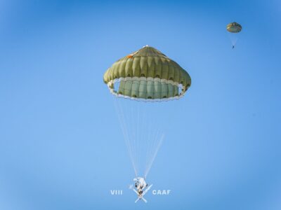 Стрибнули з парашутом і спустились по канату: як єгері стають десантниками  