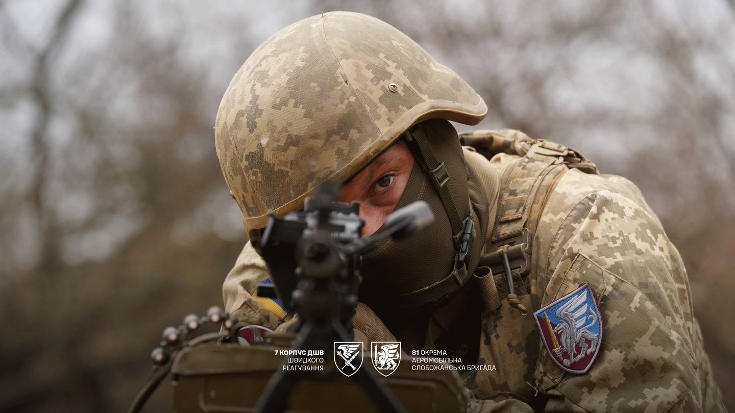 Український боєці цілиться із кулемета