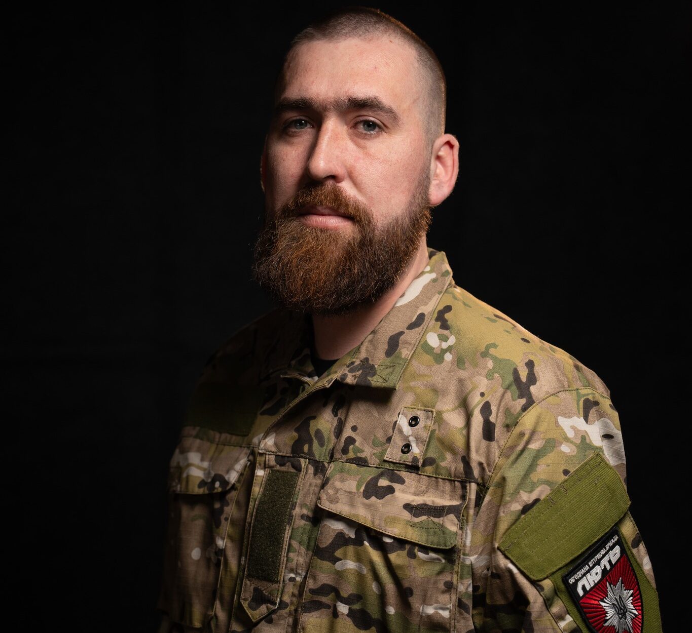 Боєць у військовій формі.