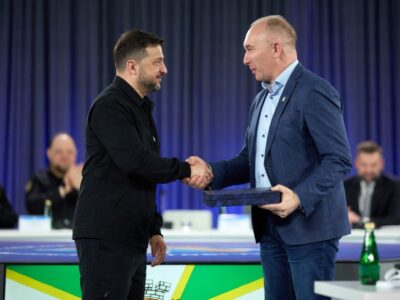 Президент вручив почесні відзнаки «Місто-герой України»  