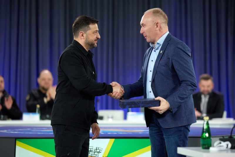 Президент вручив почесні відзнаки «Місто-герой України»  