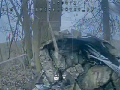 А хто це там сховався?: вітер демаскував окупанта, а наші дронарі влучили  