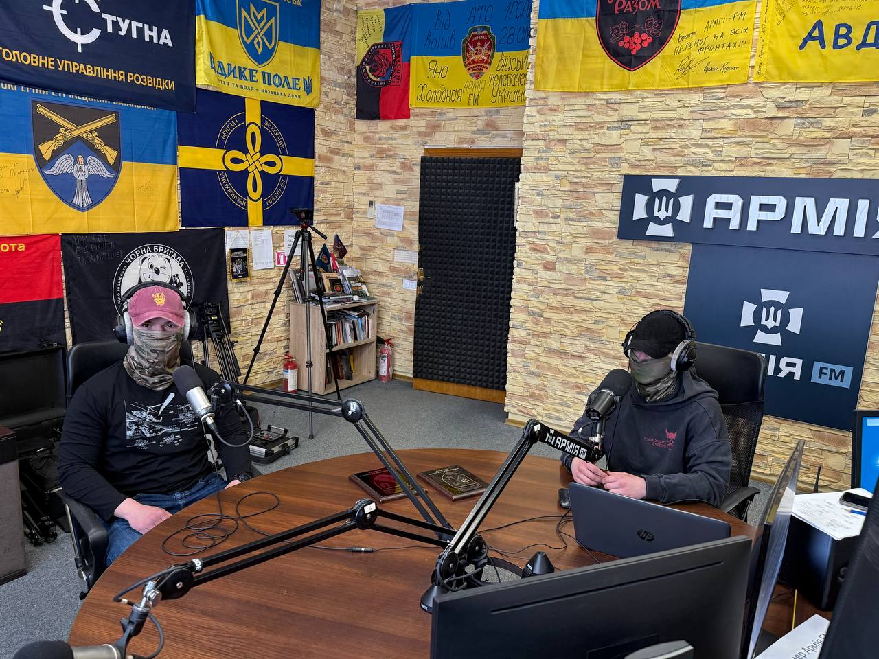 Курсанти "Чарлі" та "Зулу" сидять за столом у студії АрміяFM