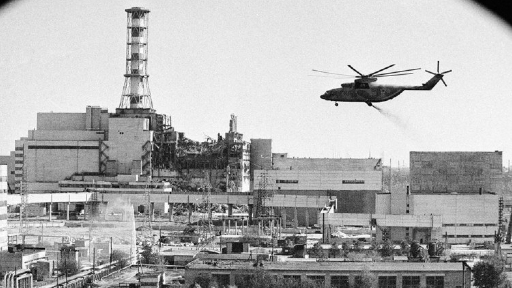 Гелікоптер летить до Чорнобильської АЕС