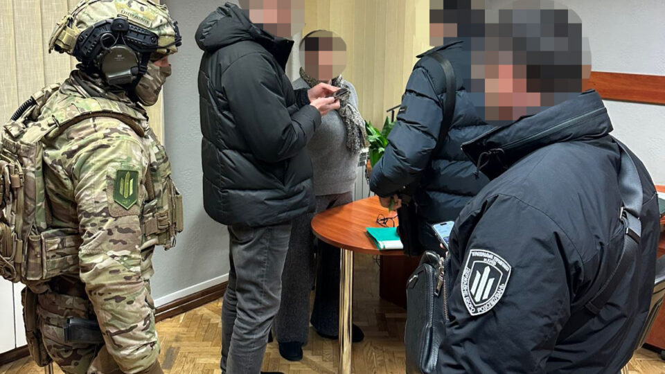 $10 тисяч за фіктивне опікунство: у Києві посадовці допомагали ухилятися від мобілізації  