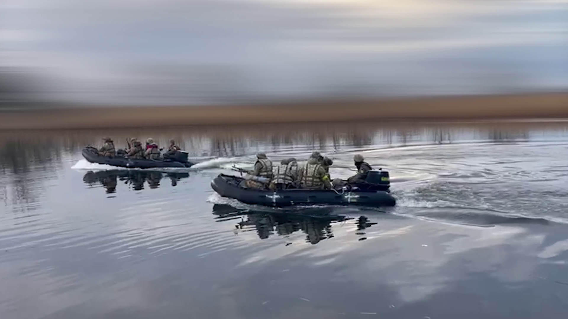 Два човни з десантом пливуть рікою