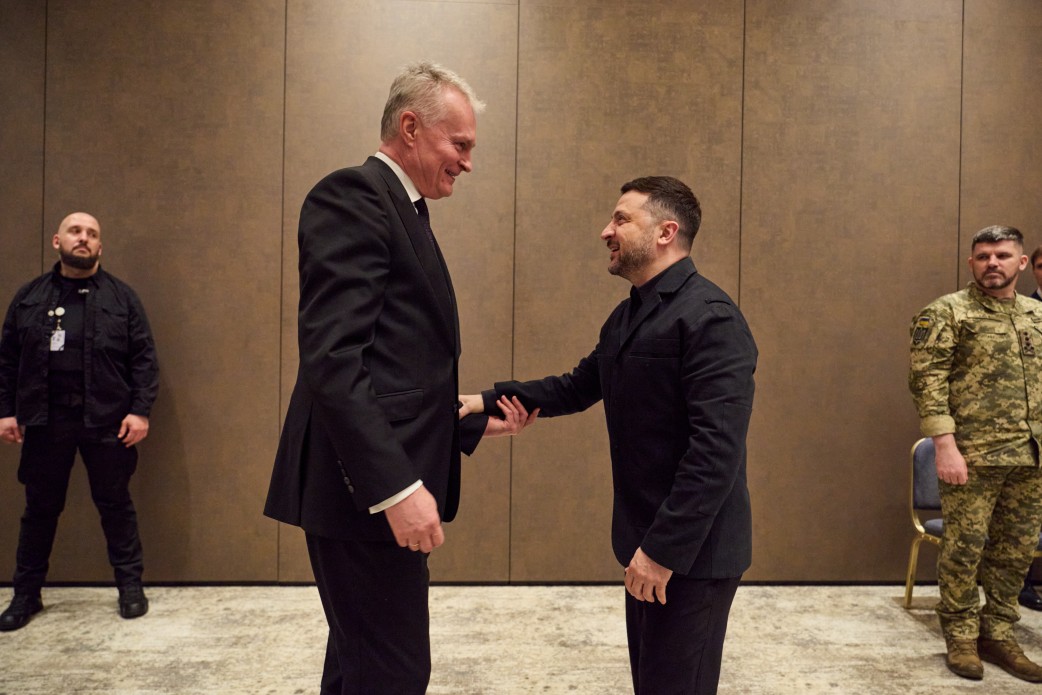 Гітанас Науседа та Володимир Зеленський вітаються на полях саміту ЄС