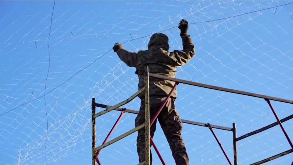 До кінця квітня на двох важливих напрямках Донеччини мають розгорнути антидроновий захист  