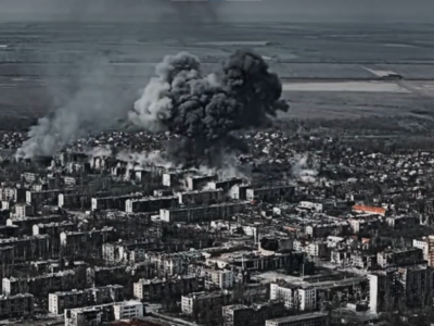 Місто, яке нищить ворог: наші пілоти зняли нищівний удар росіян по Костянтинівці  