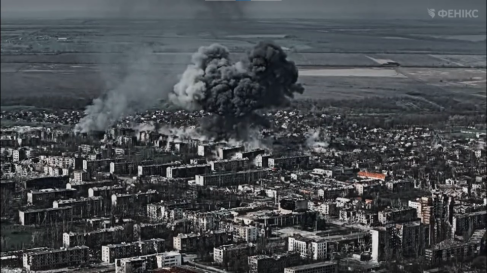 Місто, яке нищить ворог: наші пілоти зняли нищівний удар росіян по Костянтинівці  