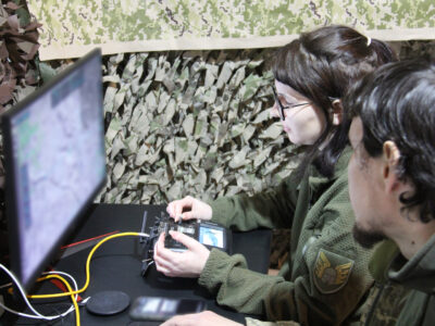 «Якось ми навіть генератор несли повітрям»: пілотеса «Лілу» про роботу важких дронів на Покровському напрямку  