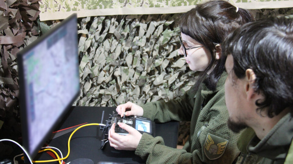 «Якось ми навіть генератор несли повітрям»: пілотеса «Лілу» про роботу важких дронів на Покровському напрямку