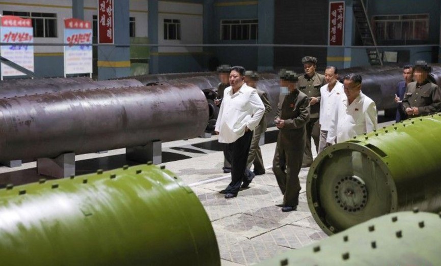 Корейський диктатор Ким Чен Ин на виробництві балістичних ракет KN-23 і KN-24