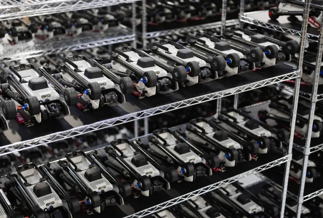 Стелажі з готовоми безпілотниками Bolt-M