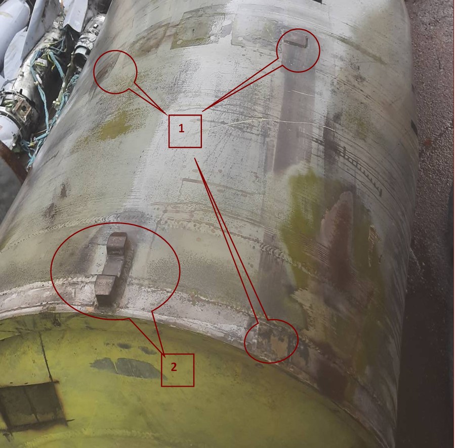 Розміщення елементів для центрування ракети КN-24 в контейнері на циліндричний поверхні маршового двигуна