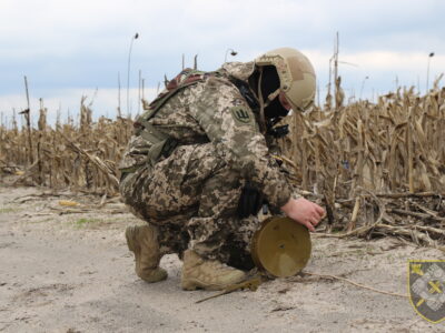 «Зупинився — значить мертвий»: як мінні поля разом із дронами зривають ворожі штурми  