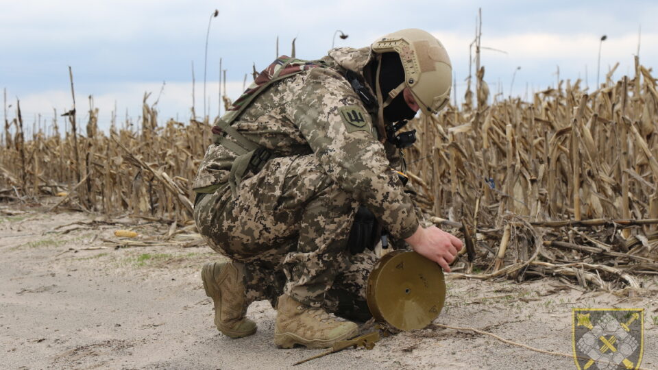«Зупинився — значить мертвий»: як мінні поля разом із дронами зривають ворожі штурми  