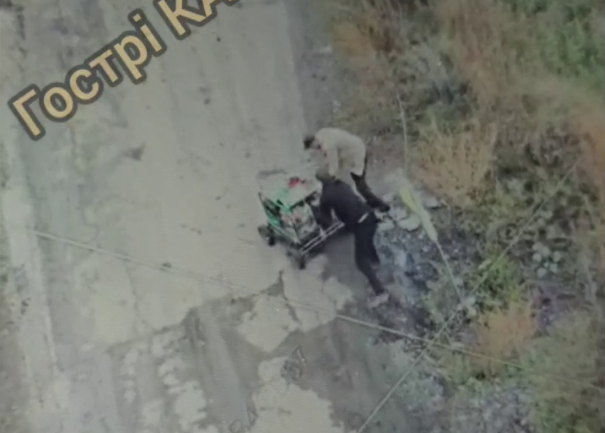 Розкрадуть чи витягнуть? Двоє цивільних знайшли наш НРК, що провалився у вирву  