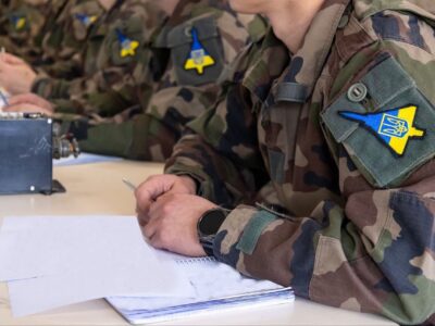 Українські льотчики та авіатехніки навчаються у Франції воювати на Mirage 2000-5F  