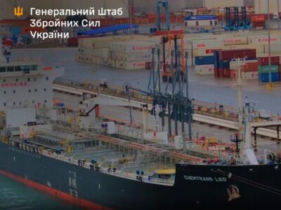 Повне Туапсе: біля російського порту уразили підсанкційний танкер, що чекав на нафту  