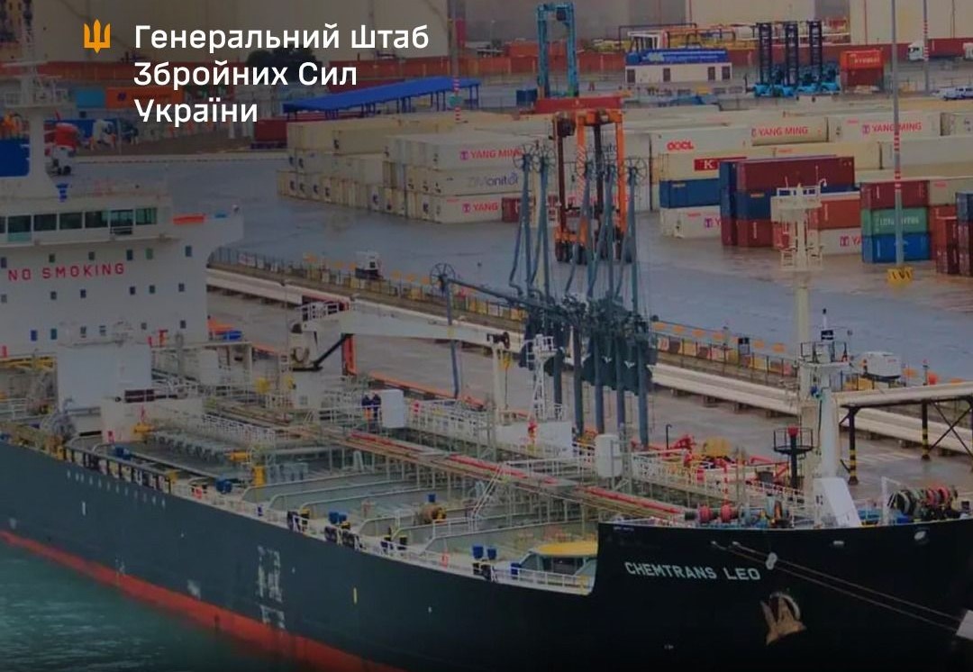 Повне Туапсе: біля російського порту уразили підсанкційний танкер, що чекав на нафту