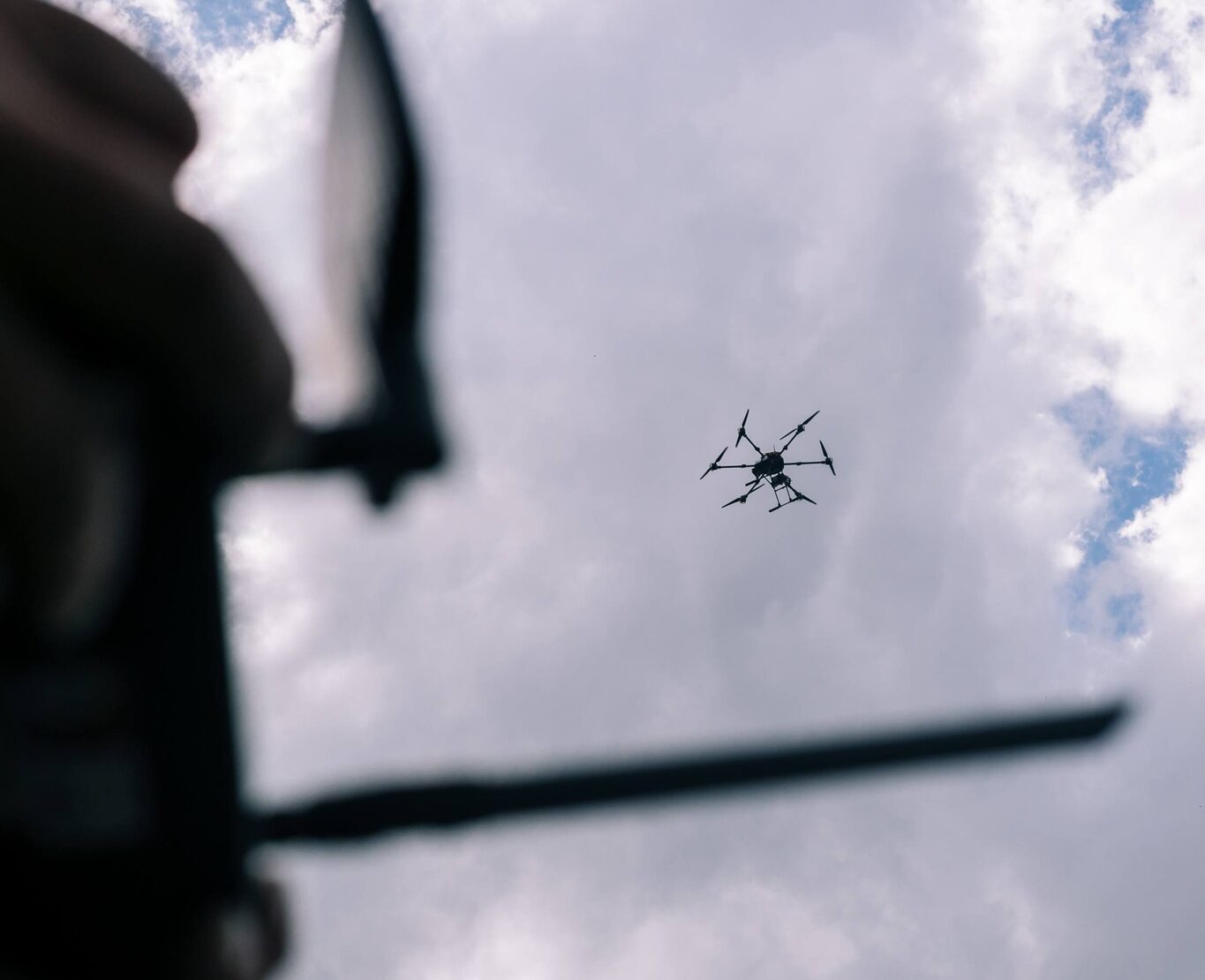 Гексакоптер летить у небі