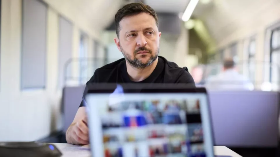 «Щоб не було бунтів»: Володимир Зеленський пояснив, навіщо рф обмежує соцмережі  