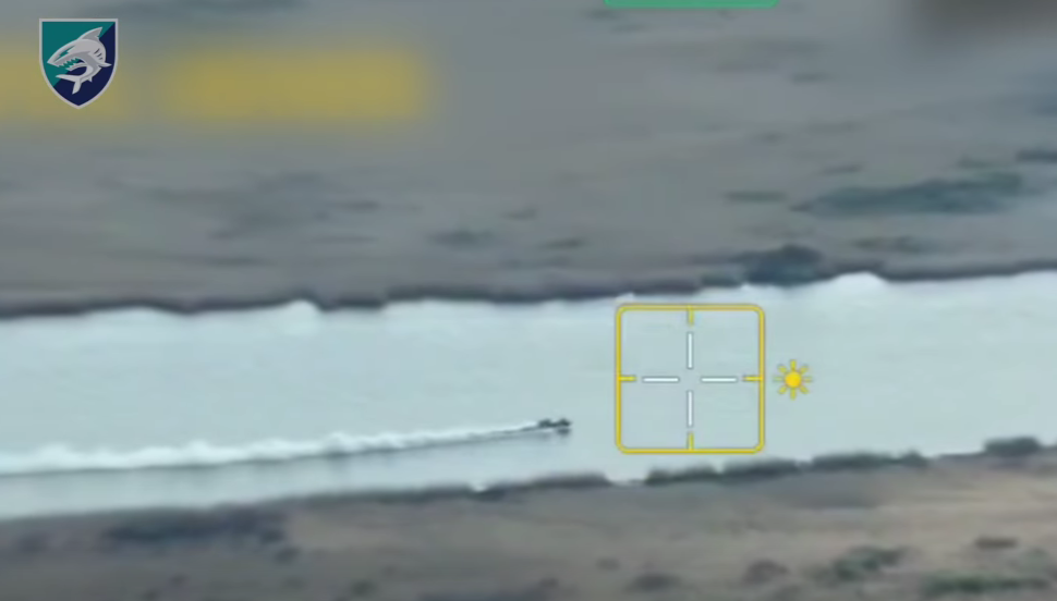 ворожий човен намагається перетнути річку Дніпро.