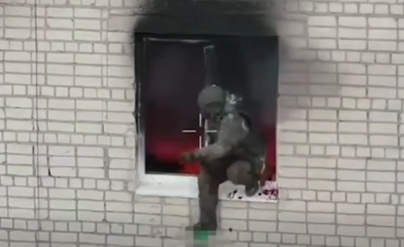 окупант стрибає з вікна.