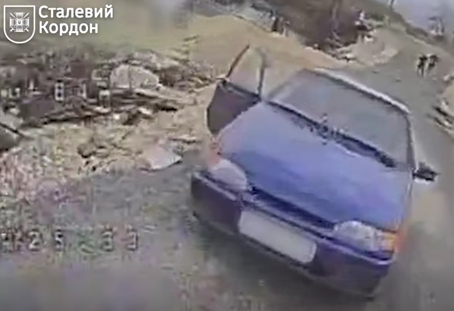 Синій автомобіль.