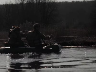 77-ма бригада ДШВ відпрацювала подолання водних перешкод в умовах високої активності ворожих БПЛА  