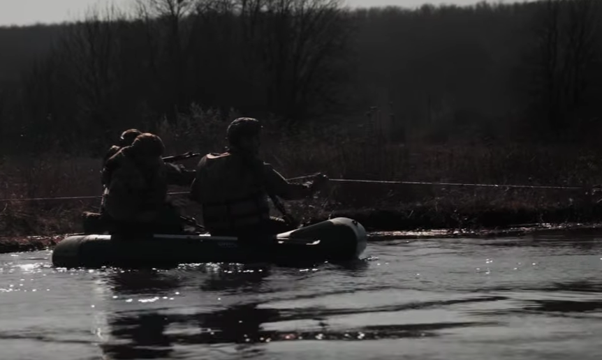 77-ма бригада ДШВ відпрацювала подолання водних перешкод в умовах високої активності ворожих БПЛА  