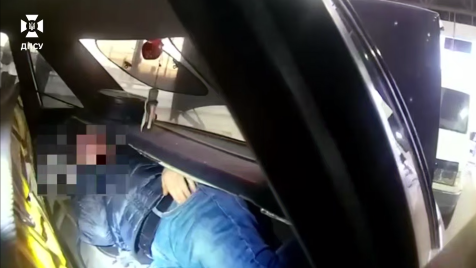 До Польщі під «баси»: на Львівщині батько намагався вивезти сина за кордон на сабвуферах  