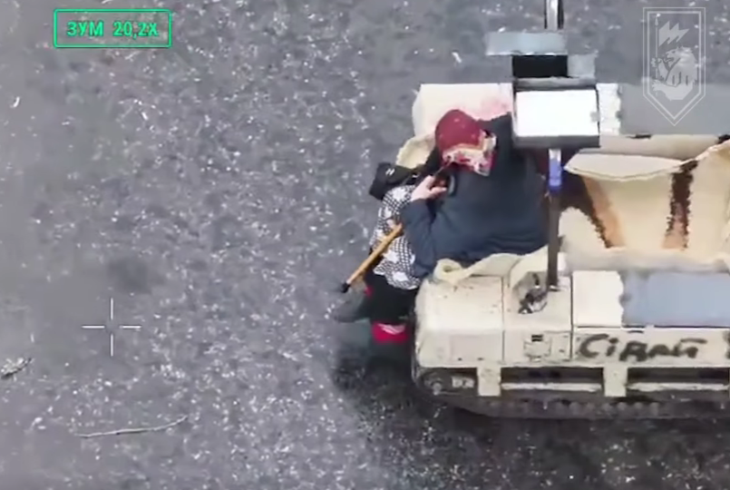 «Бабусю, сідай» — робот вивіз з-під вогню: на Лиманському напрямку провели незвичну евакуацію  