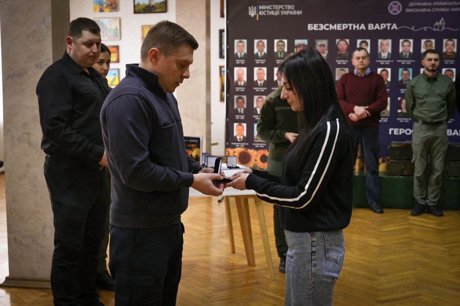 Вручення нагород Олександра Кушарева його дружині